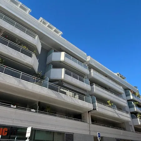 6-bed Apt,3 Bedrooms, 7 Min From Beach,5 Min Train