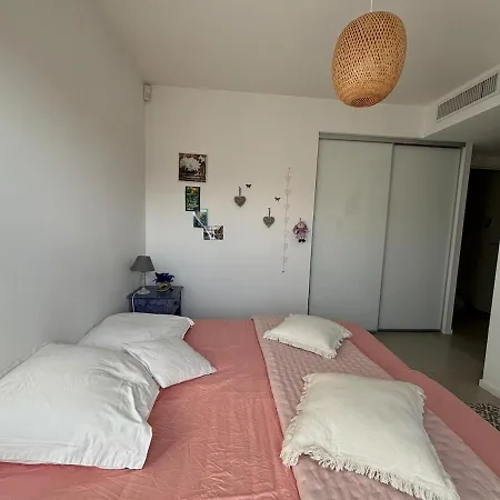 شقة 6-bed Apt,3 Bedrooms, 7 Min From Beach,5 Min Train