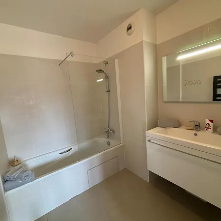 6-bed Apt,3 Bedrooms, 7 Min From Beach,5 Min Train شقة *