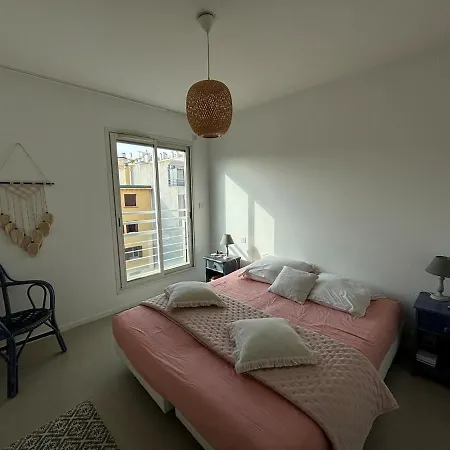 شقة 6-bed Apt,3 Bedrooms, 7 Min From Beach,5 Min Train *