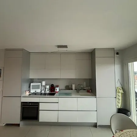 شقة 6-bed Apt,3 Bedrooms, 7 Min From Beach,5 Min Train *