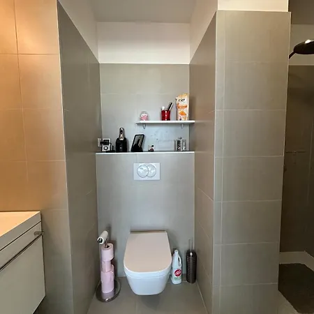 6-bed Apt,3 Bedrooms, 7 Min From Beach,5 Min Train شقة