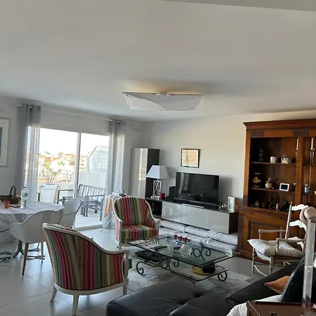 شقة 6-bed Apt,3 Bedrooms, 7 Min From Beach,5 Min Train أنتيب