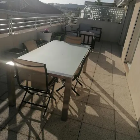 6-bed Apt,3 Bedrooms, 7 Min From Beach,5 Min Train Apartment