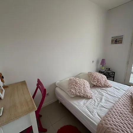 6-bed Apt,3 Bedrooms, 7 Min From Beach,5 Min Train Apartment