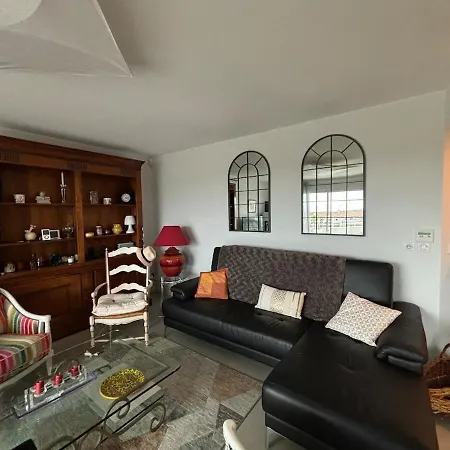 6-bed Apt,3 Bedrooms, 7 Min From Beach,5 Min Train Apartment *